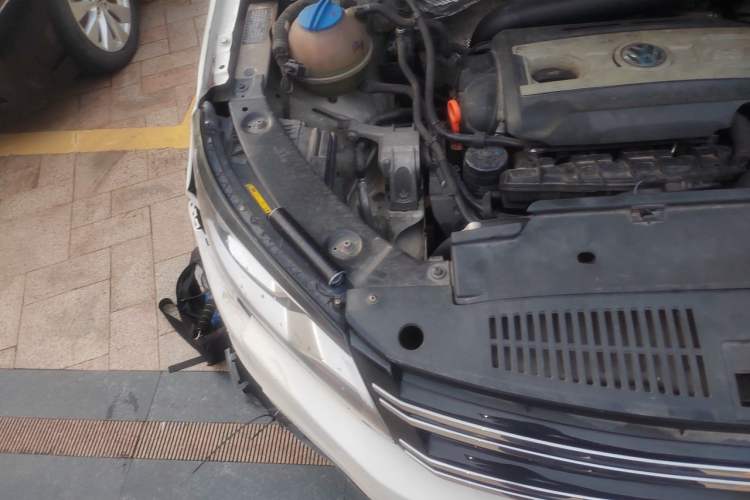 Used Volkswagen Tiguan 2013 1.8 TSI Automatic All-Wheel Drive Luxury Model Engine Bay Right