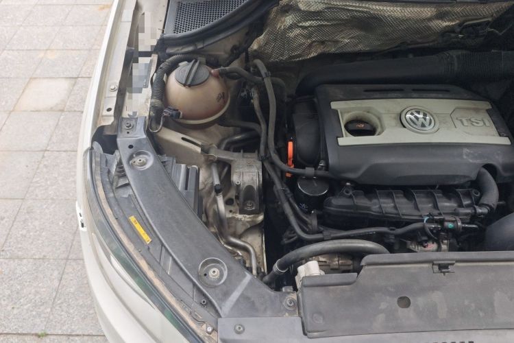 Used Volkswagen Tiguan 2013 1.8 TSI Automatic All-Wheel Drive Luxury Model Engine Bay Right
