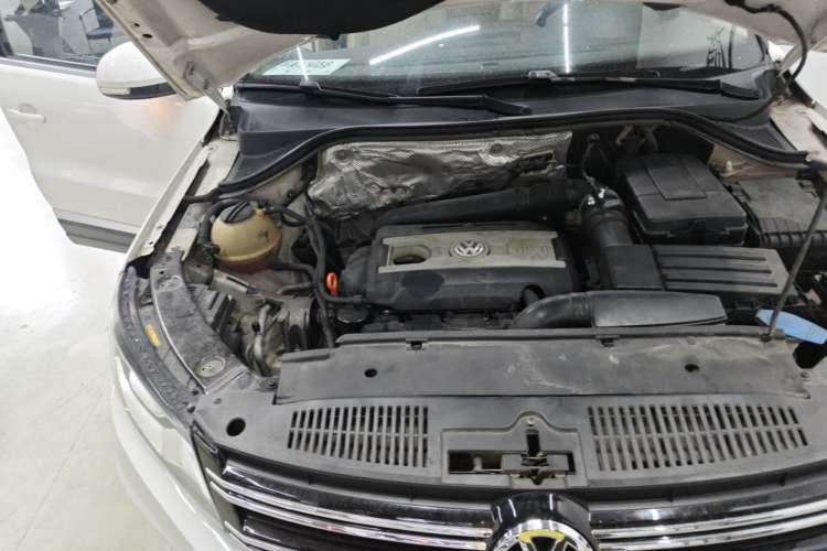 Used Volkswagen Tiguan 2013 1.8 TSI Automatic All-Wheel Drive Luxury Model Engine Bay Right