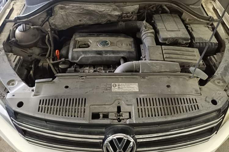 Used Volkswagen Tiguan 2013 2.0 TSI Automatic All-Wheel Drive Luxury Edition Engine Bay