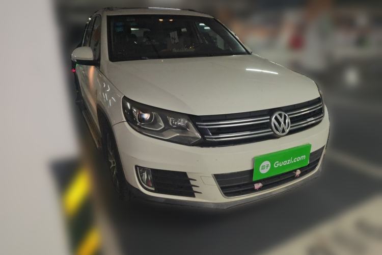 Used Volkswagen Tiguan 2013 1.8 TSI Automatic All-Wheel Drive Luxury Model Front Right 45 Deg