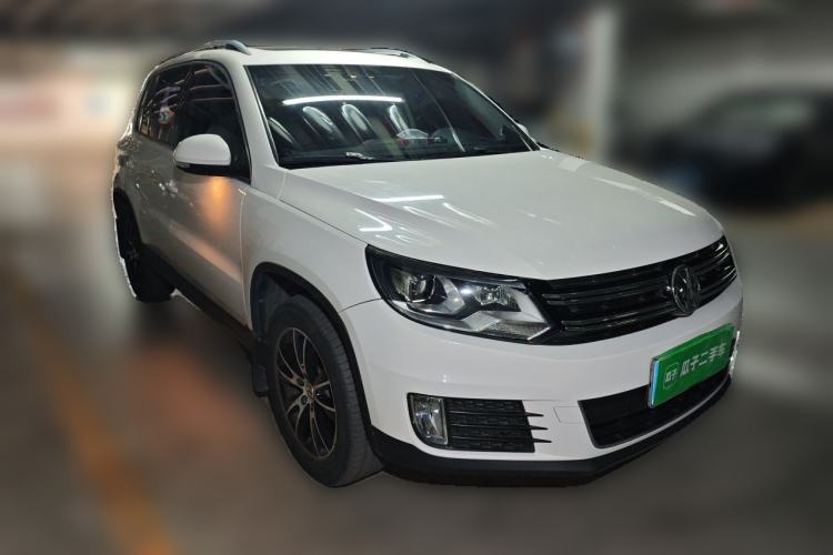 Used Volkswagen Tiguan 2013 1.8 TSI Automatic All-Wheel Drive Luxury Model Front Right 45 Deg