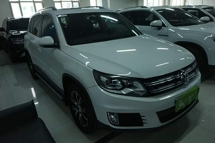 Used Volkswagen Tiguan 2013 1.8 TSI Automatic All-Wheel Drive Luxury Model Front Right 45 Deg
