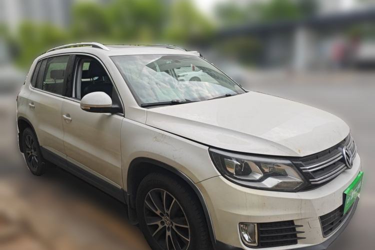 Used Volkswagen Tiguan 2013 1.8 TSI Automatic All-Wheel Drive Luxury Model Front Right 45 Deg