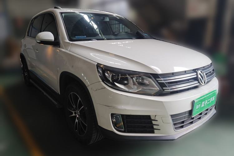 Used Volkswagen Tiguan 2013 1.8 TSI Automatic All-Wheel Drive Luxury Model Front Right 45 Deg