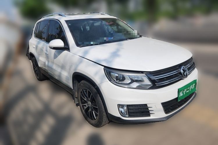 Used Volkswagen Tiguan 2013 1.8 TSI Automatic All-Wheel Drive Luxury Model Front Right 45 Deg