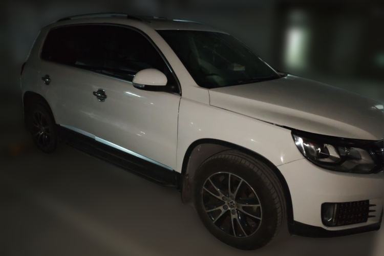 Used Volkswagen Tiguan 2013 1.8 TSI Automatic All-Wheel Drive Luxury Model Front Right 45 Deg