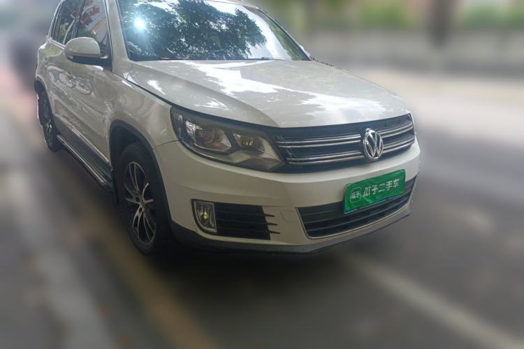 Used Volkswagen Tiguan 2013 1.8 TSI Automatic All-Wheel Drive Luxury Model Front Right 45 Deg