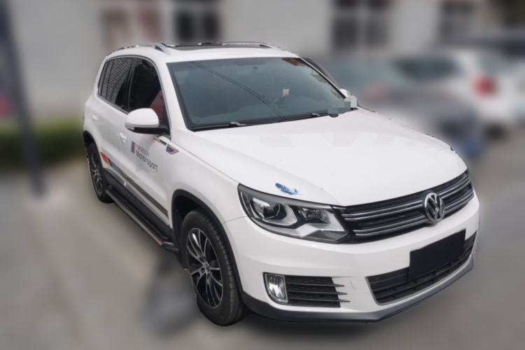Used Volkswagen Tiguan 2013 1.8 TSI Automatic All-Wheel Drive Luxury Model Front Right 45 Deg