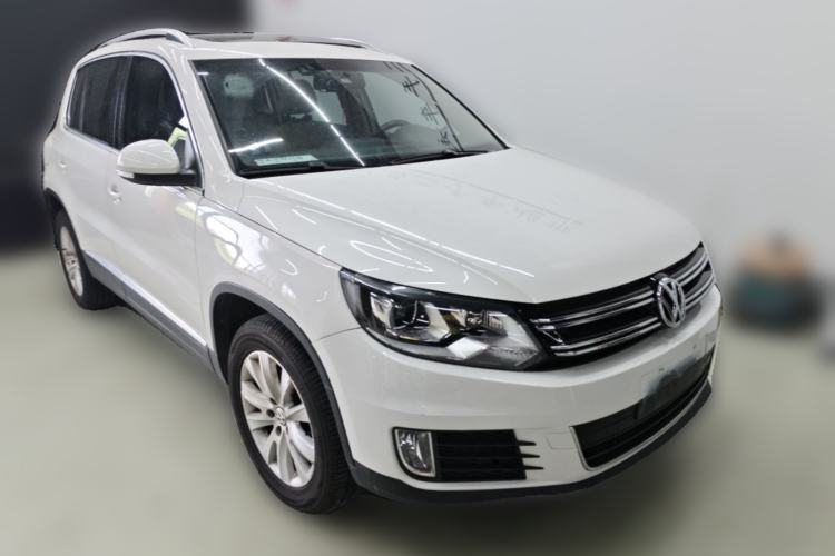 Used Volkswagen Tiguan 2013 1.8 TSI Automatic All-Wheel Drive Luxury Model Front Right 45 Deg