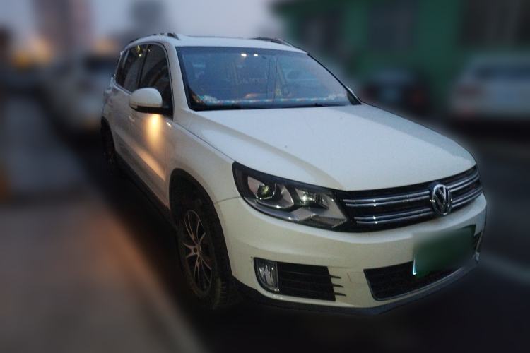 Used Volkswagen Tiguan 2013 1.8 TSI Automatic All-Wheel Drive Luxury Model Front Right 45 Deg