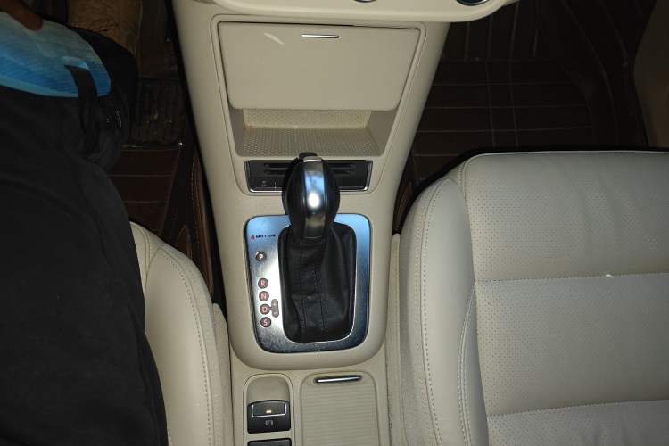 Used Volkswagen Tiguan 2013 1.8 TSI Automatic All-Wheel Drive Luxury Model Gear Lever