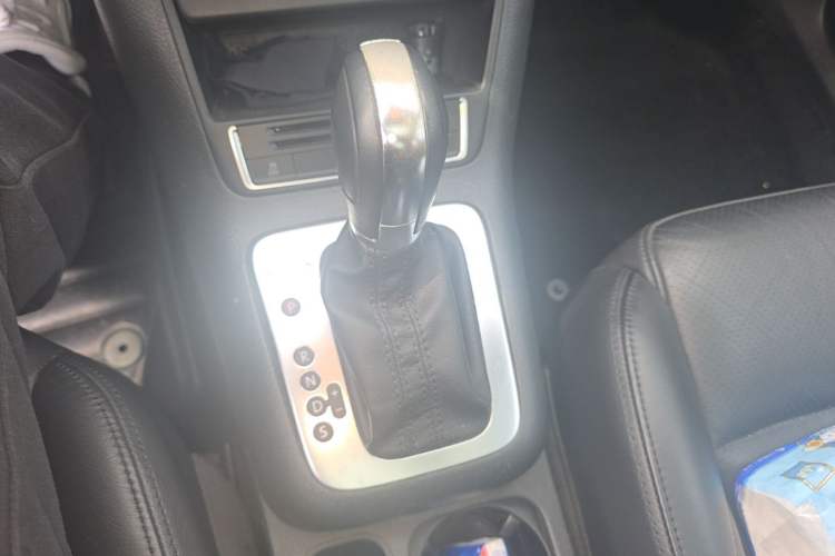 Used Volkswagen Tiguan 2013 2.0 TSI Automatic All-Wheel Drive Luxury Edition Gear Lever