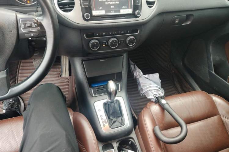 Used Volkswagen Tiguan 2013 2.0 TSI Automatic All-Wheel Drive Luxury Edition Gear Lever