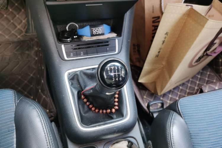 Used Volkswagen Tiguan 2013 1.4 TSI Manual Two-Wheel Drive BlueMotion Edition Gear Lever