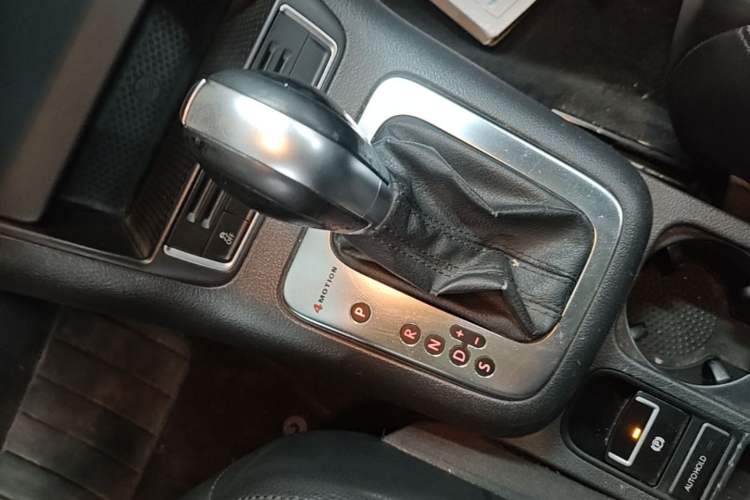 Used Volkswagen Tiguan 2013 2.0 TSI Automatic All-Wheel Drive Luxury Edition Gear Lever