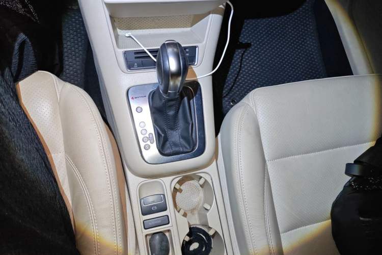 Used Volkswagen Tiguan 2013 1.8 TSI Automatic All-Wheel Drive Luxury Model Gear Lever