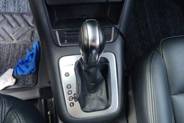 Used Volkswagen Tiguan 2013 2.0 TSI Automatic All-Wheel Drive Luxury Edition Gear Lever