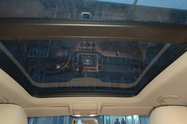 Used Volkswagen Tiguan 2013 1.8 TSI Automatic All-Wheel Drive Luxury Model Headliner