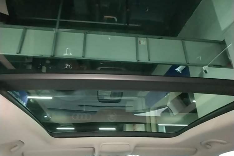 Used Volkswagen Tiguan 2013 1.8 TSI Automatic All-Wheel Drive Luxury Model Headliner
