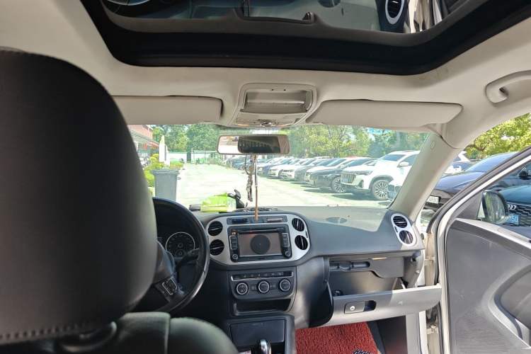 Used Volkswagen Tiguan 2013 1.8 TSI Automatic All-Wheel Drive Luxury Model Headliner