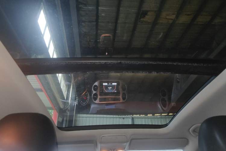 Used Volkswagen Tiguan 2013 1.8 TSI Automatic All-Wheel Drive Luxury Model Headliner