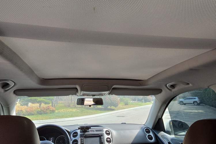 Used Volkswagen Tiguan 2013 2.0 TSI Automatic All-Wheel Drive Luxury Edition Headliner