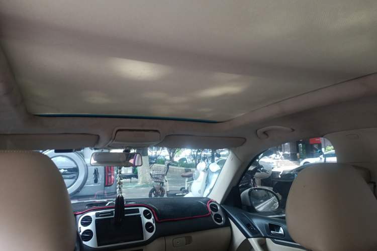 Used Volkswagen Tiguan 2013 1.8 TSI Automatic All-Wheel Drive Luxury Model Headliner