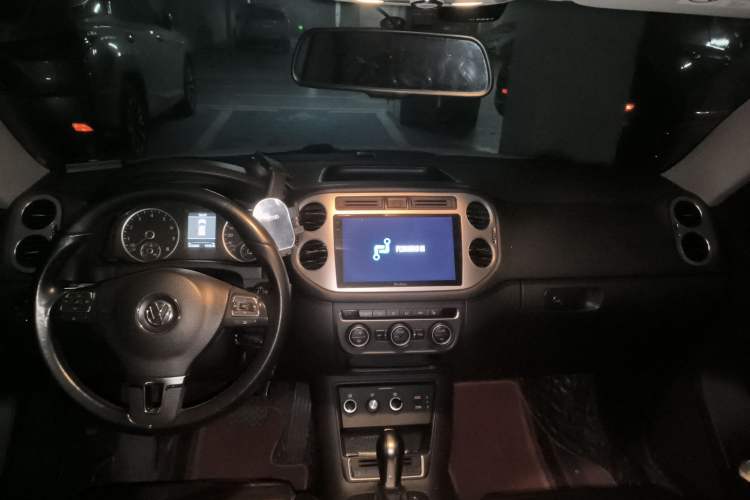 Used Volkswagen Tiguan 2013 1.8 TSI Automatic All-Wheel Drive Luxury Model Headliner