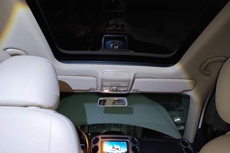 Used Volkswagen Tiguan 2013 1.8 TSI Automatic All-Wheel Drive Luxury Model Headliner