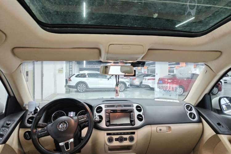 Used Volkswagen Tiguan 2013 1.8 TSI Automatic All-Wheel Drive Luxury Model Headliner