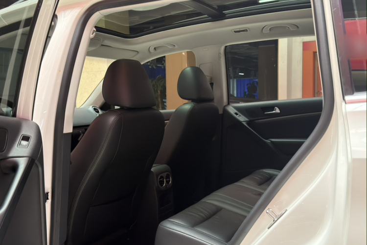 Used Volkswagen Tiguan 2013 1.8 TSI Automatic All-Wheel Drive Luxury Model Interior 1