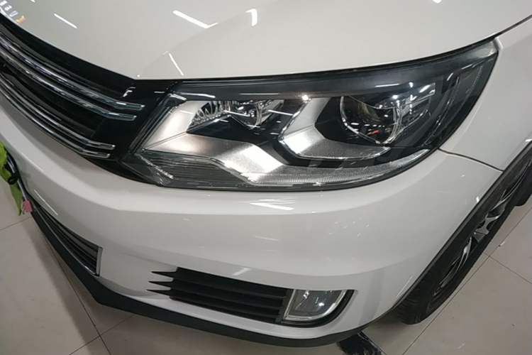 Used Volkswagen Tiguan 2013 1.8 TSI Automatic All-Wheel Drive Luxury Model Left Front Headlight