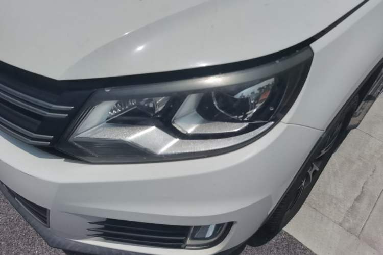 Used Volkswagen Tiguan 2013 1.8 TSI Automatic All-Wheel Drive Luxury Model Left Front Headlight