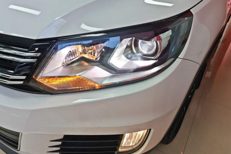 Used Volkswagen Tiguan 2013 1.8 TSI Automatic All-Wheel Drive Luxury Model Left Front Headlight