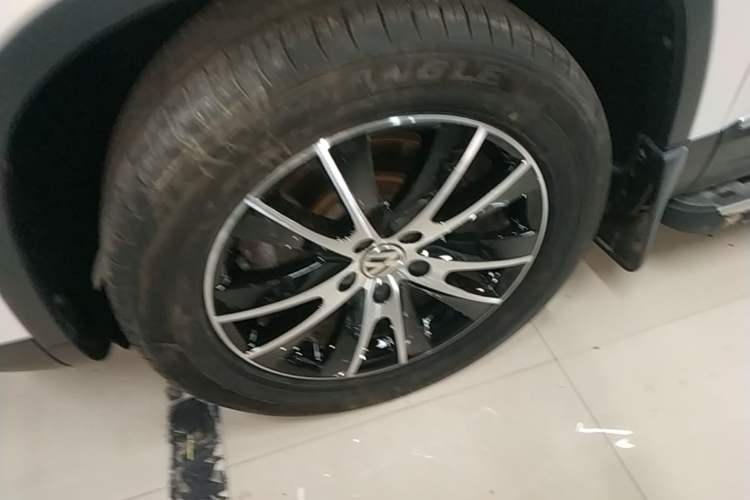 Used Volkswagen Tiguan 2013 1.8 TSI Automatic All-Wheel Drive Luxury Model Left Front Wheel Hub