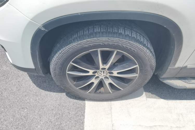 Used Volkswagen Tiguan 2013 1.8 TSI Automatic All-Wheel Drive Luxury Model Left Front Wheel Hub