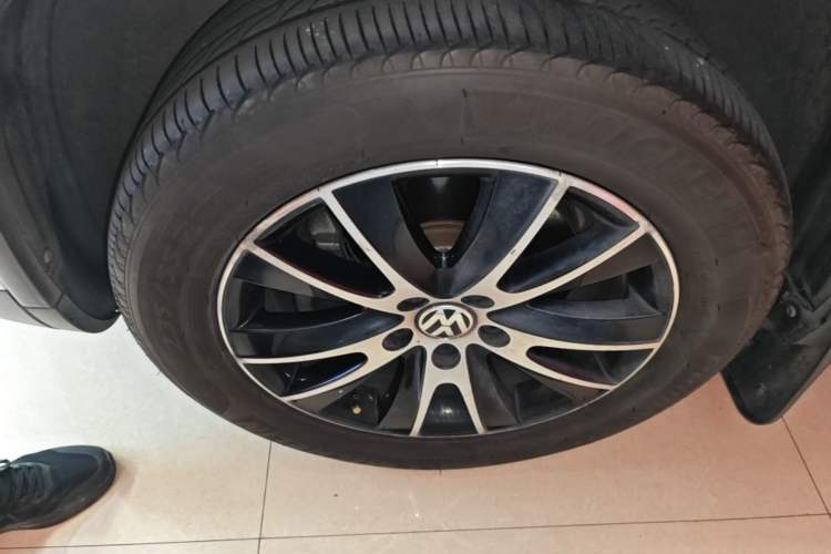 Used Volkswagen Tiguan 2013 1.8 TSI Automatic All-Wheel Drive Luxury Model Left Front Wheel Hub