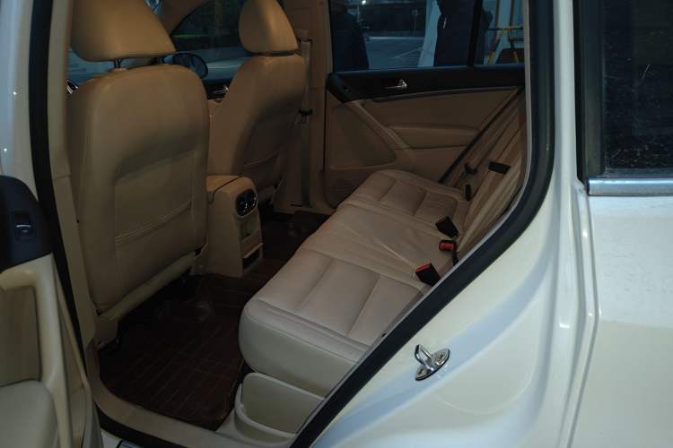 Used Volkswagen Tiguan 2013 1.8 TSI Automatic All-Wheel Drive Luxury Model Left Rear Seat
