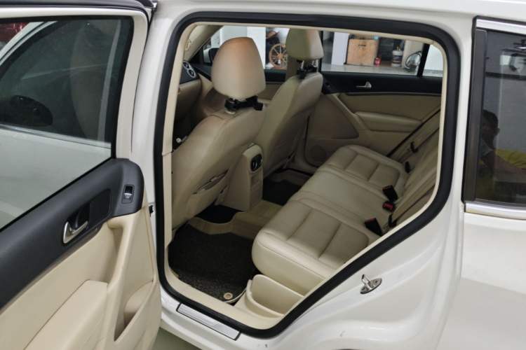 Used Volkswagen Tiguan 2013 1.8 TSI Automatic All-Wheel Drive Luxury Model Left Rear Seat