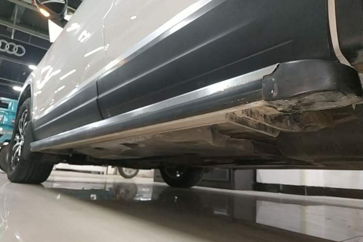 Used Volkswagen Tiguan 2013 1.8 TSI Automatic All-Wheel Drive Luxury Model Left Side Sill