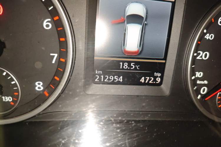 Used Volkswagen Tiguan 2013 1.8 TSI Automatic All-Wheel Drive Luxury Model Odometer Close Up