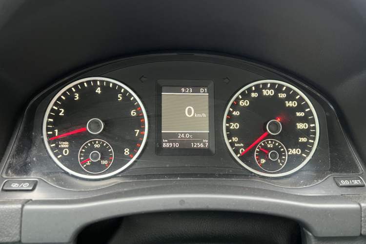 Used Volkswagen Tiguan 2013 1.8TSI Automatic Two-Wheel Drive Luxury Model Odometer Close Up