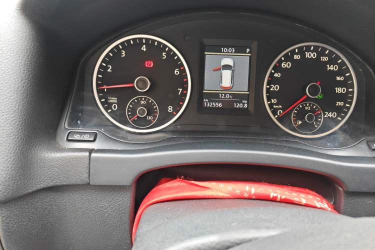 Used Volkswagen Tiguan 2013 1.8 TSI Automatic All-Wheel Drive Luxury Model Odometer Close Up