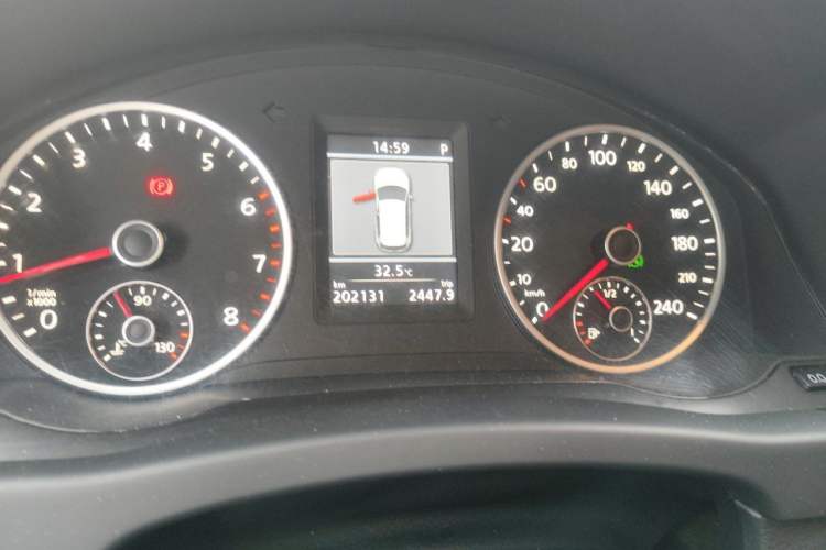 Used Volkswagen Tiguan 2013 1.8TSI Automatic Two-Wheel Drive Luxury Model Odometer Close Up