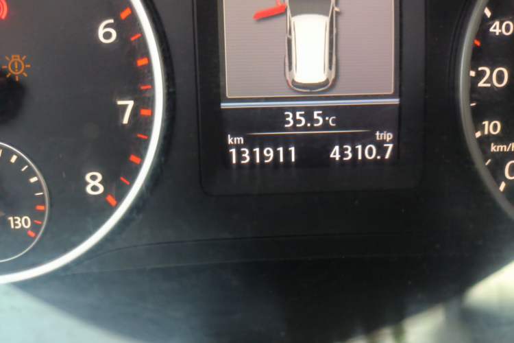 Used Volkswagen Tiguan 2013 1.8TSI Automatic Two-Wheel Drive Luxury Model Odometer Close Up