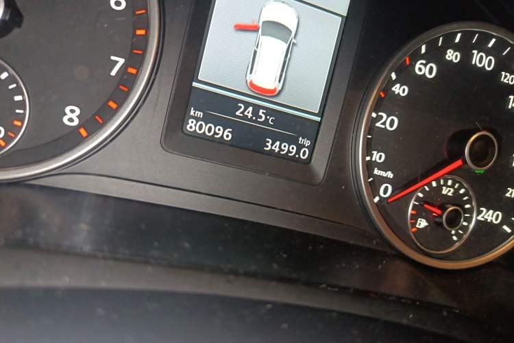 Used Volkswagen Tiguan 2013 1.8TSI Automatic Two-Wheel Drive Luxury Model Odometer Close Up
