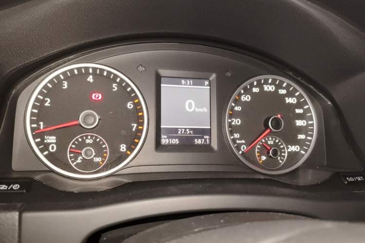Used Volkswagen Tiguan 2013 1.8TSI Automatic Two-Wheel Drive Luxury Model Odometer Close Up