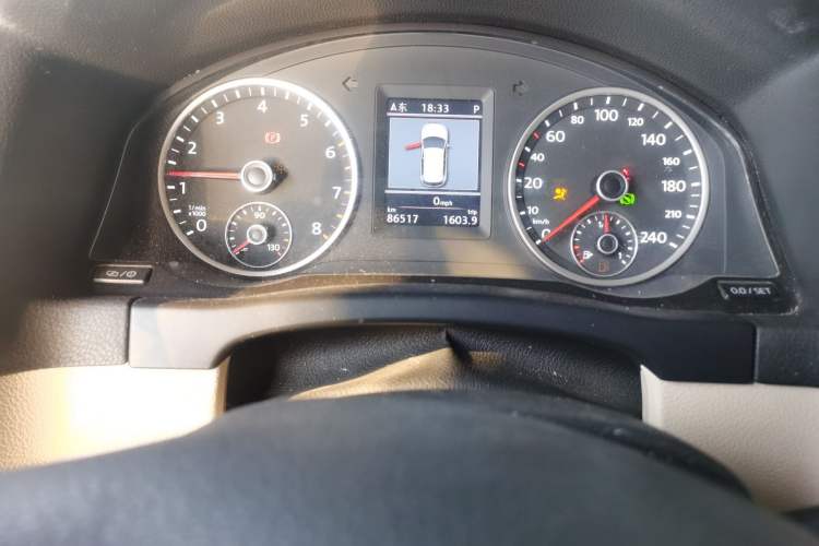 Used Volkswagen Tiguan 2013 1.8 TSI Automatic All-Wheel Drive Luxury Model Odometer Close Up