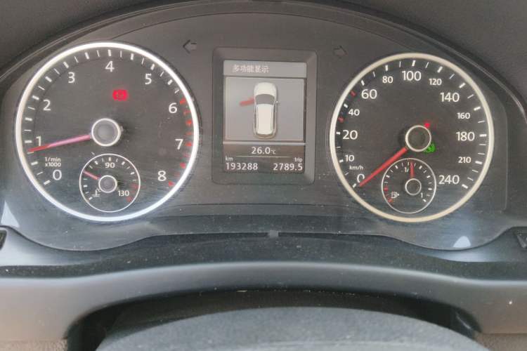 Used Volkswagen Tiguan 2013 1.8 TSI Automatic All-Wheel Drive Luxury Model Odometer Close Up
